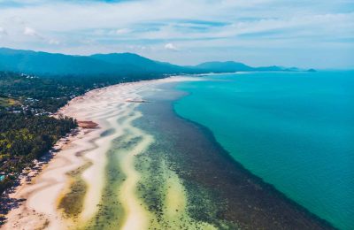 vista-aerea-da-bela-praia-tropical-e-mar-com-arvores-na-ilha-1